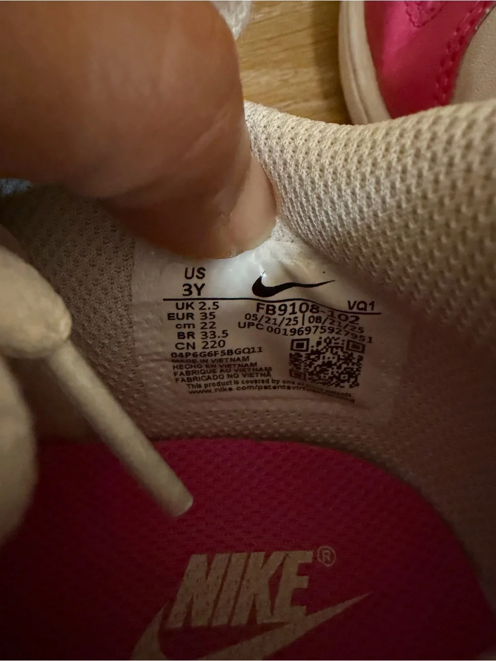 Nike Kids Low-Top Sneakers in Pink and White